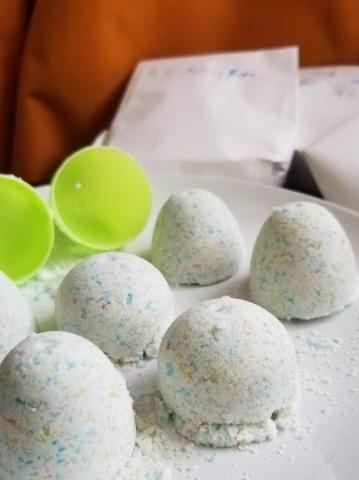 Homemade bath bombs